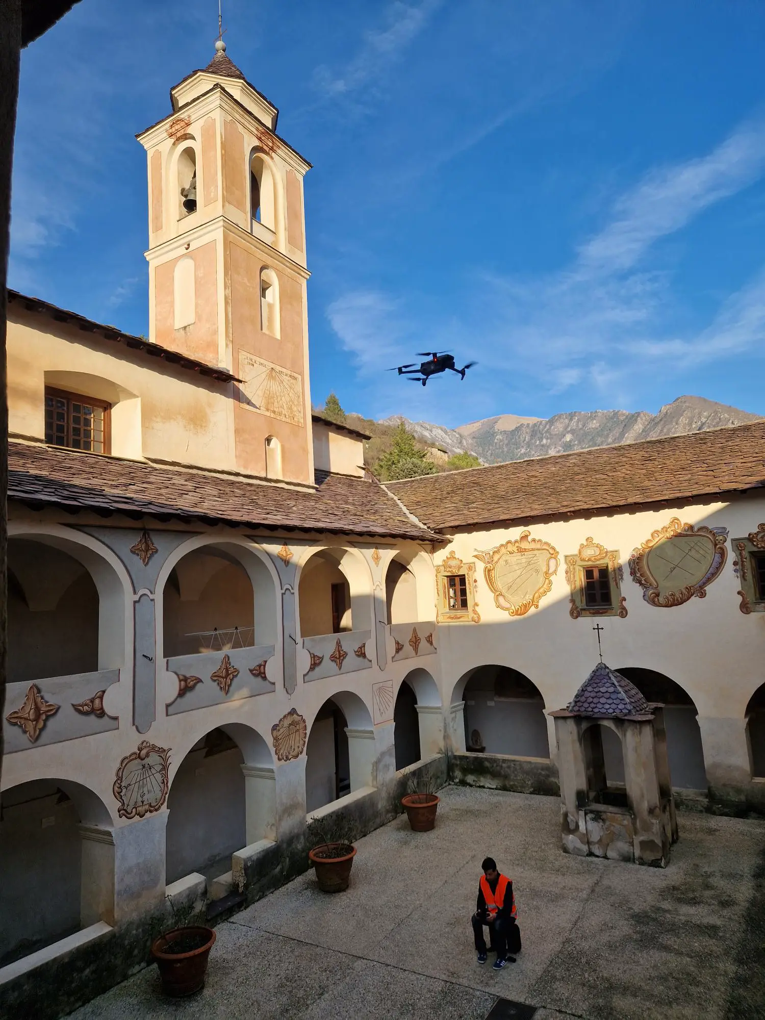 Drone en vol au-dessus du cloître du Monastère de Saorge