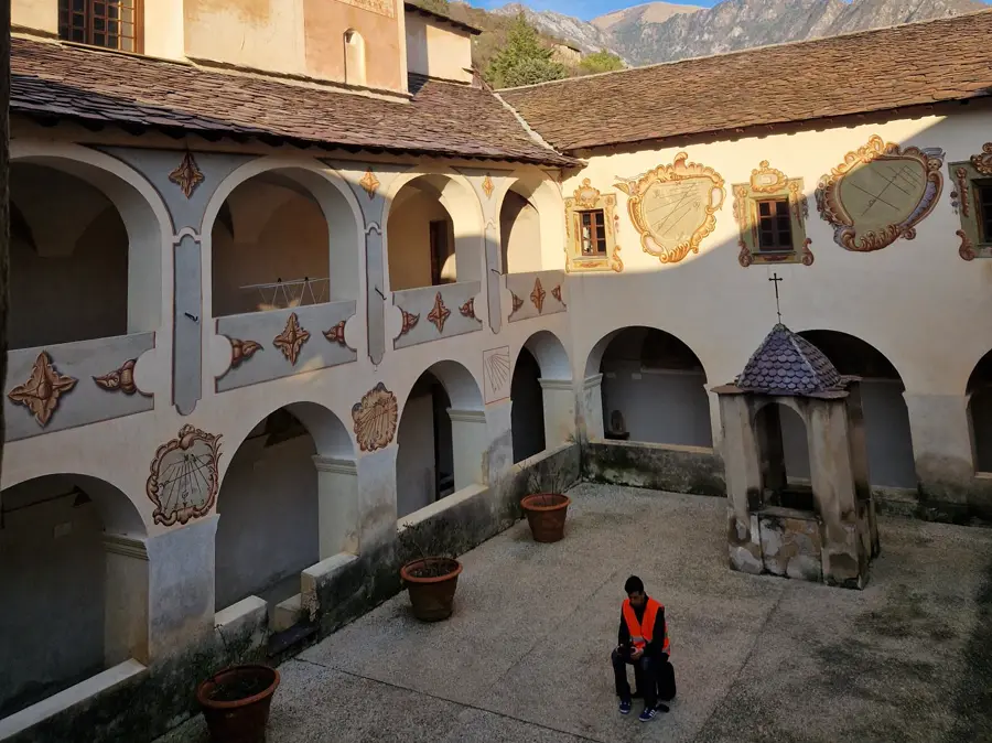 Télépilote pilotant le drone depuis le cloître