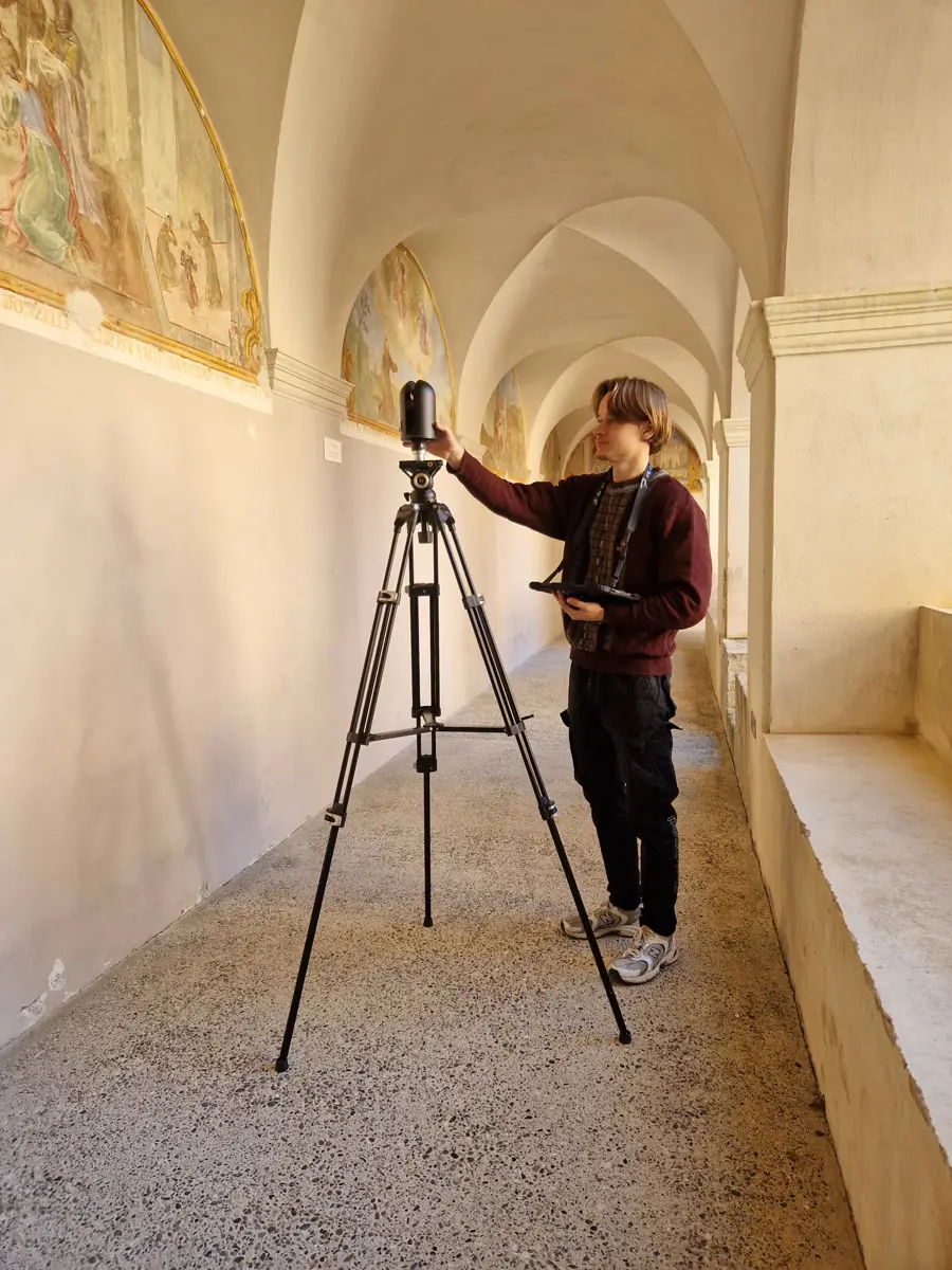 Scanner laser en cours de relevé dans un cloître