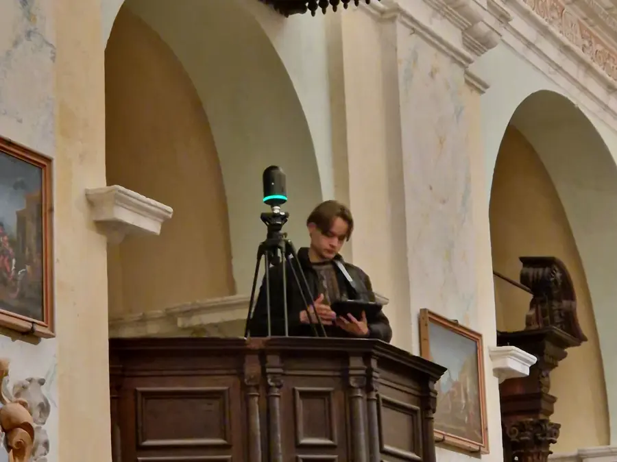 Scanner laser installé sur la chaire de l’église