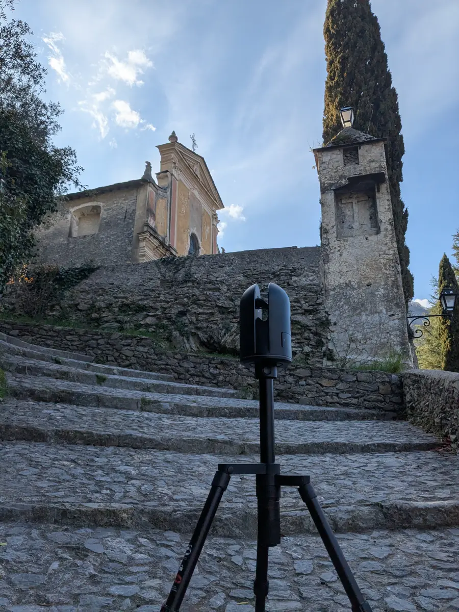 Scanner laser sur un escalier extérieur