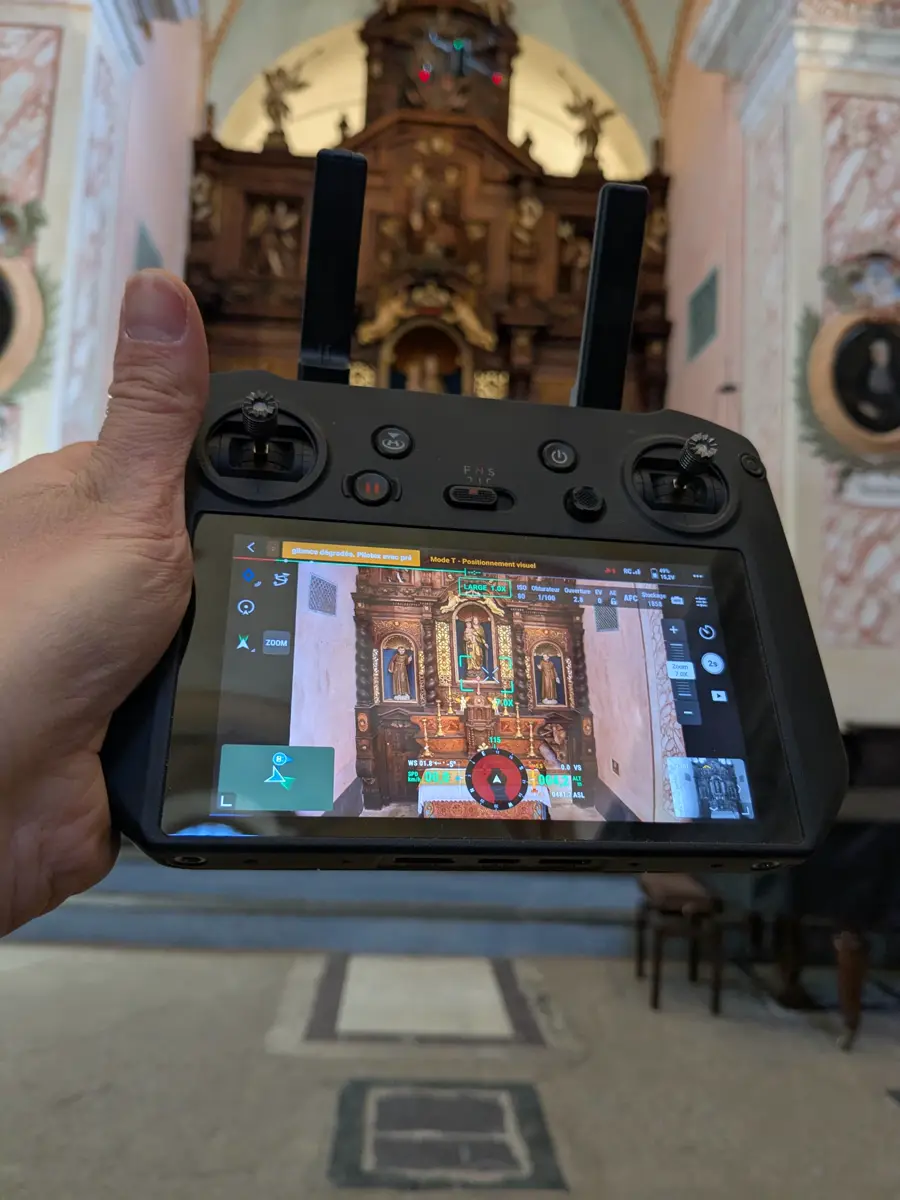 Pilotage du drone devant un retable baroque
