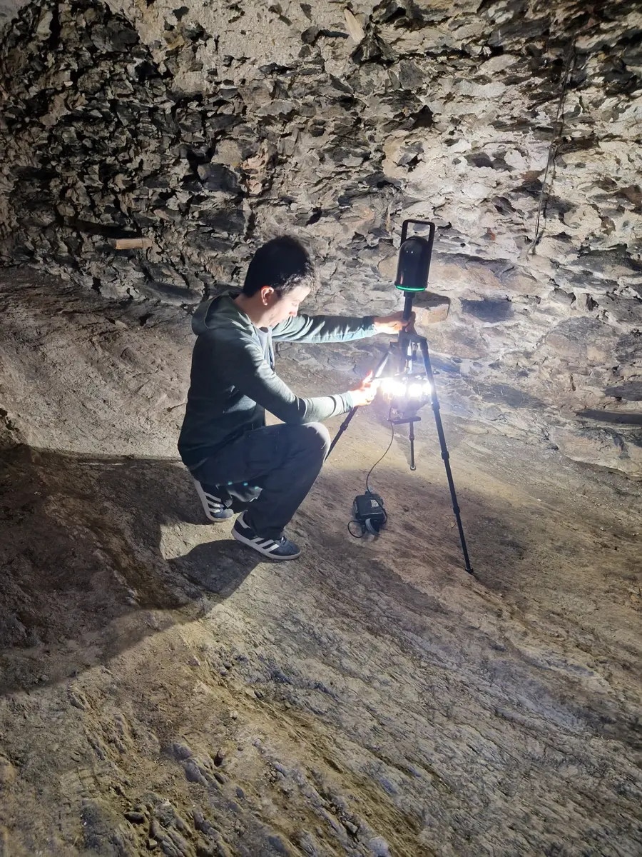 Scanner laser et éclairage dans un passage souterrain