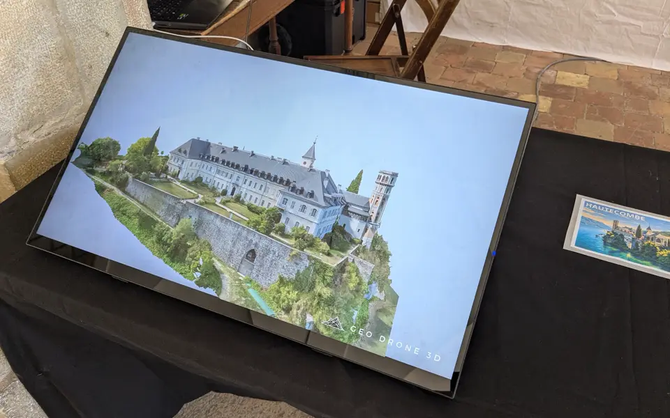 Écran interactif présentant le modèle 3D de l'abbaye de Hautecombe