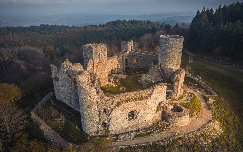 Château en ruines photographié par drone