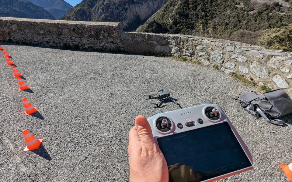 Préparation d'un vol de drone, Monastère de Saorge