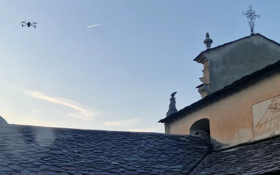 Drone en vol au-dessus des toitures du Monastère de Saorge
