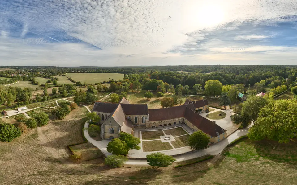 Panorama aérien de l'abbaye de l'Épau