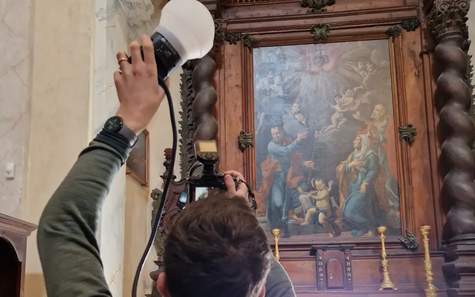 Prise de vue au flash devant un tableau d'église, Monastère de Saorge