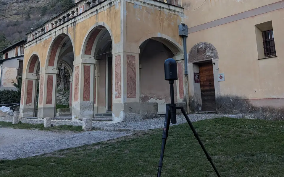 Scanner laser en station devant l'église du Monastère de Saorge