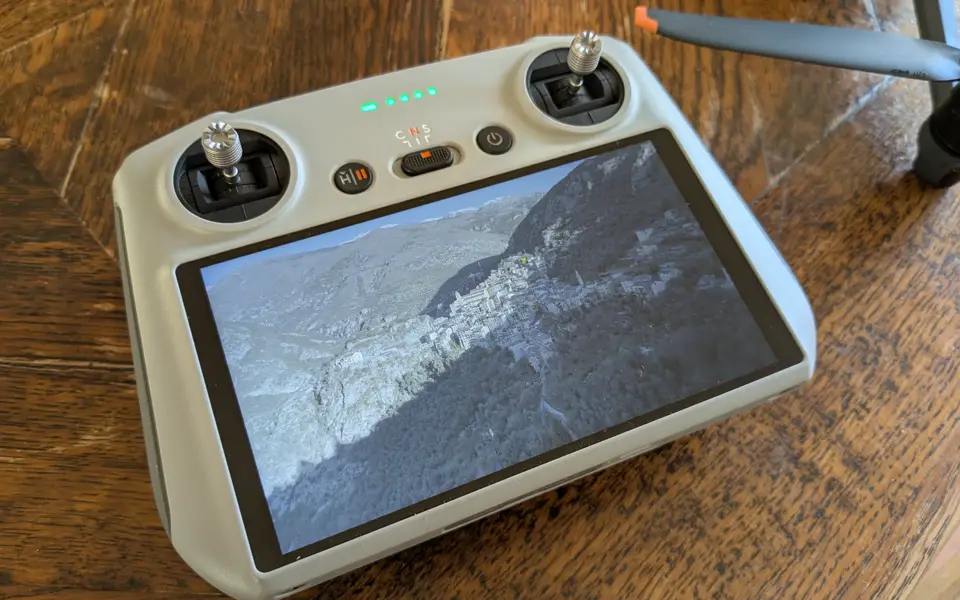 Télécommande de drone affichant une prise de vue aérienne
